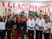 Pemkot Denpasar Bersama Perumda Tirta Sewaka Dharma Serahkan Ratusan Paket Bantuan di Serangan