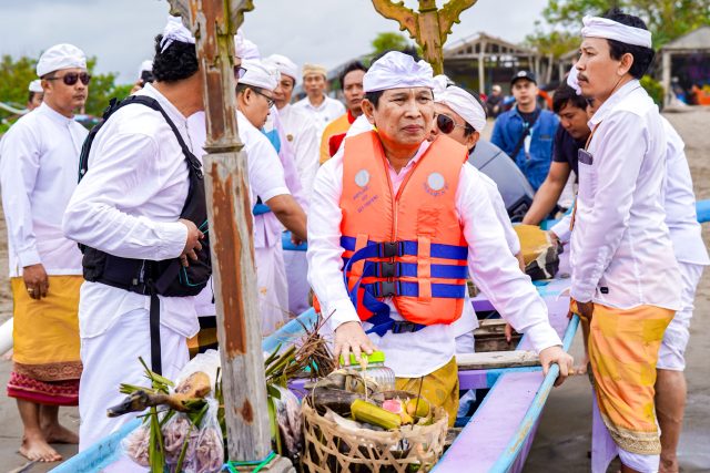Melasti ke Segara Batu Bolong (1)