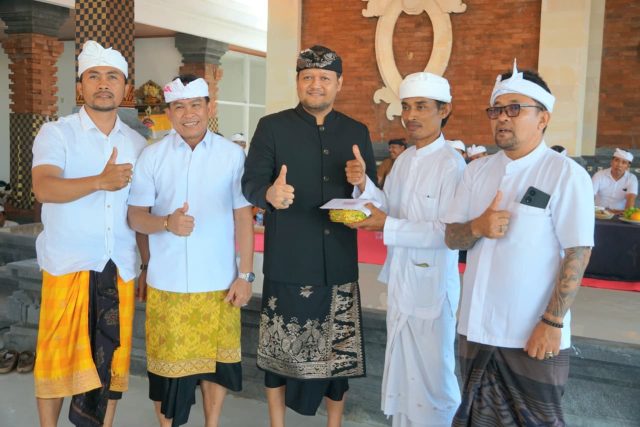 Melaspas di Pura Bhagawan Penyarikan (1)