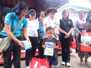 Ny. Antari Jaya Negara dan Ny. Ayu Kristi Arya Wibawa Kunjungi Kediaman Warga Terdampak Banjir di Desa Pemecutan Klod
