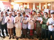 Walikota Jaya Negara Dampingi Gubernur Bali Serahkan Bantuan Dana Bagi Pedagang Terdampak Banjir di Pasar Badung dan Kumbasari