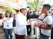 Wawali Arya Wibawa Salurkan Bantuan Astra Motor Bali dan Komunitas Honda ADV Indonesia Bagi Warga Terdampak Banjir