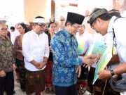 Wawali Arya Wibawa Dampingi Menag RI Serahkan Bantuan untuk Pura dan Warga Terdampak Banjir di Denpasar