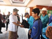 Walikota Jaya Negara Salurkan Bantuan Sembako Bagi Petugas Kebersihan Sungai