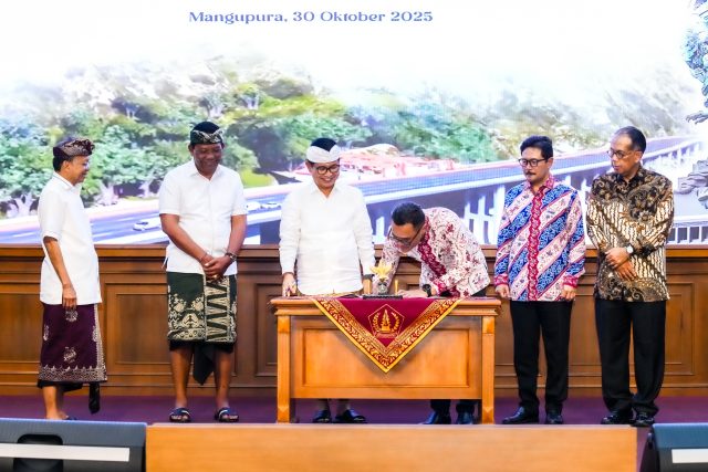 Tandatangani Perjanjian Pinjaman Daerah (2)