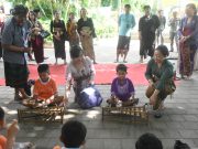 Ny. Antari Jaya Negara Kenalkan Berbagai Permainan Anak Tradisional Kepada Puluhan Siswa