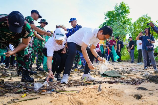 Gotong royong Semesta Berencana di Kawasan Pantai Telaga Waja, Kelurahan Tanjung Benoa (5)