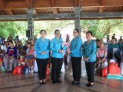 Ketua TP PKK Ny. Antari Jaya Negara Dampingi Aksi Sosial TP PKK Provinsi Bali di Desa Pemogan