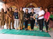 Ny. Ayu Kristi Salurkan Bantuan Perlengkapan BKB KIT Stunting
