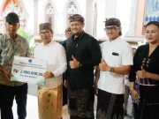 Bupati Adi Arnawa Serahkan Bantuan Sosial Jelang Hari Raya Natal Bagi Umat Kristen