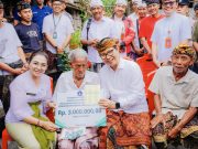 Bupati Adi Arnawa Serahkan Penghargaan Usia Harapan Hidup 75 Tahun
