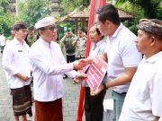 Walikota Denpasar Jaya Negara Kembali Serahkan Bantuan Sosial Pascabencana Tahap Tiga