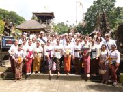 Ny. Antari Jaya Negara Ajak Lansia Banjar Mandala Sari, Darma Yatra di Pura Tirta Empul