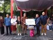 Pemkot Denpasar Salurkan Bantuan Pascabencana dari Garuda Indonesia Kepada Warga Terdampak Banjir