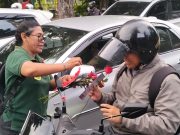 Peringatan Hari AIDS Sedunia 2025, KPA Denpasar Serahkan Bunga dan Pita di Kawasan Catur Muka