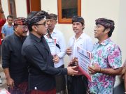 Walikota Jaya Negara Serahkan Bantuan 18 Rumah Layak Huni Kepada Warga