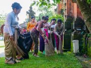 TP PKK Bersama Forum Puspa Badung Gelar “Mareresik” dan Sembahyang Bersama di Pura Lingga Bhuana