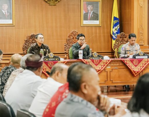 Bupati Adi Arnawa Berdialog dengan Tokoh Masyarakat Kerobokan Kelod, Cari Solusi Terbaik Uji Coba Rekayasa Arus Lalin