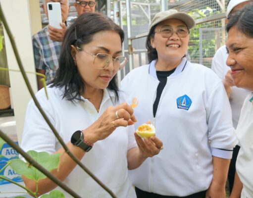Dorong Pengelolaan Sampah Berbasis Sumber, Rasniathi Adi Arnawa Tinjau Plastic Exchange di Kuta Selatan