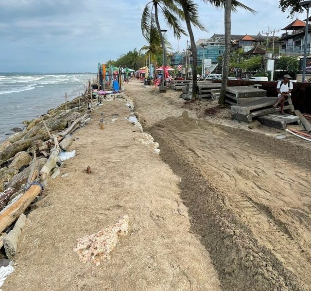 penataan pasir di Pantai Kuta (1)