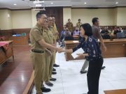 Sekda Surya Suamba Serahkan Dana Santunan Pensiun dan Sumbangan Dana Kematian