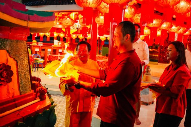 Tinjau Kesiapan Imlek (2)