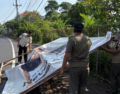 Satpol PP Kota Denpasar Tertibkan Baliho dan Spanduk di Fasilitas Umum