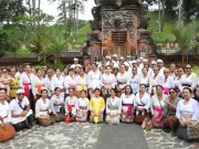 TP PKK Kota Denpasar Ajak Lansia Kecamatan Denut dan Densel Tirtayatra ke Pura Tirta Empul