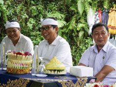 Bupati Serahkan Bantuan Pemulihan Dampak Bencana Pura Taman Beji Magendra, Tegal Darmasaba