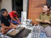 Yunita Alit Sucipta Kunjungi Perajin Disabilitas di Carangsari