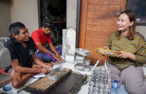 Yunita Alit Sucipta Kunjungi Perajin Disabilitas di Carangsari