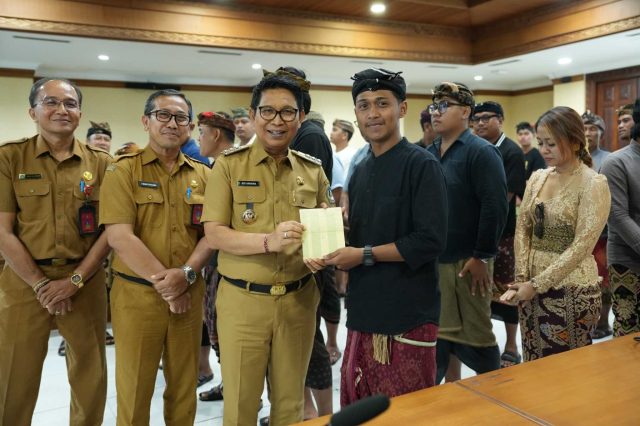 Penyerahan buku rekening tabungan (2)