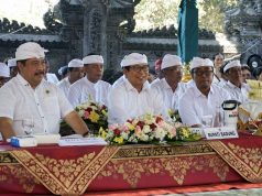 Bupati Adi Arnawa Hadiri Pujawali Mejelihan di Pura Luhur Bhujangga Waisnawa Batu Bolong