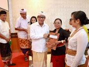 Sekda Eddy Mulya Serahkan SK 41 Kepala Sekolah di Kota Denpasar
