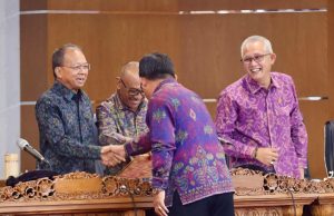 Gubernur Koster Hadiri Rapat Paripurna Ke-33 DPRD Bali, Seluruh Fraksi Apresiasi Raperda Tata Kelola Usaha Pariwisata Berkualitas serta Pajak dan Retribusi Daerah