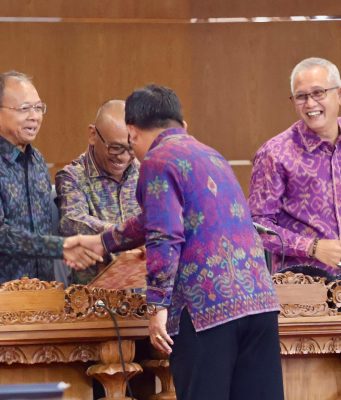 Gubernur Koster Hadiri Rapat Paripurna Ke-33 DPRD Bali, Seluruh Fraksi Apresiasi Raperda Tata Kelola Usaha Pariwisata Berkualitas serta Pajak dan Retribusi Daerah