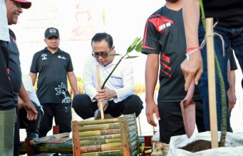 Dukung Kolaborasi Hijau, Walikota Jaya Negara Ikut Tanam Mangrove dan Pelepasan Burung
