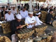 IBTK 2026 di Pura Agung Besakih “Masineb”, Gubernur Bali Turut Ngayah Megambel