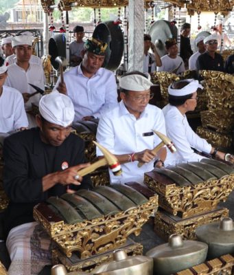 IBTK 2026 di Pura Agung Besakih “Masineb”, Gubernur Bali Turut Ngayah Megambel