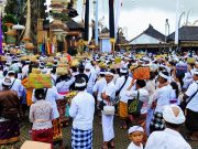 Ribuan Pamedek Padati Pura Ulun Danu Batur pada Hari Raya Pagerwesi
