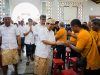 Salurkan Bansos Hari Raya Waisak Untuk Umat Buddha, Bupati dan Wabup Badung Gaungkan Moderasi Beragama di Kuta