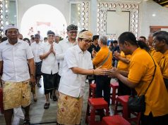 Salurkan Bansos Hari Raya Waisak Untuk Umat Buddha, Bupati dan Wabup Badung Gaungkan Moderasi Beragama di Kuta