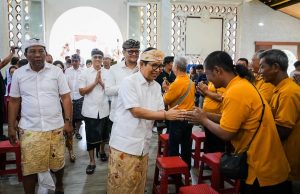 Salurkan Bansos Hari Raya Waisak Untuk Umat Buddha, Bupati dan Wabup Badung Gaungkan Moderasi Beragama di Kuta