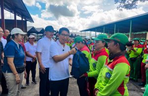 Bupati Serahkan Paket Sembako Kepada Petugas Kebersihan, Wujud Apresiasi Berjibaku Atasi Sampah