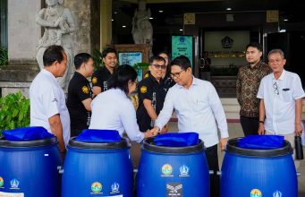 Bupati Terima Bantuan Tong Komposter Program TJSP Badung