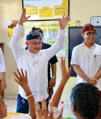Walikota Jaya Negara Dampingi Mendikdasmen Tinjau Program Revitalisasi di SDN 6 Sumerta