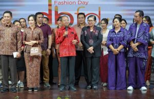 Hadiri Dekranasda Bali Fashion Day Sesi 4, Gubernur Wayan Koster Ajak Semua Pihak Cintai Produk Lokal