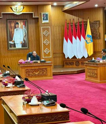 Gubernur Koster Serap Aspirasi Pelaku Usaha Taksi dan Dorong Percepatan Elektrifikasi Transportasi di Bali