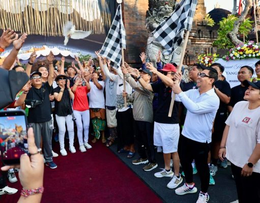 Wawali Arya Wibawa Lepas “Fun Walk” HUT Ke-40 Pasemetonan Ageng Warih Anglurah Lanang Tainsiat