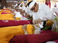 Wali Kota Jaya Negara “Ngayah Nyangging” di Pura Dalem Pengaotan, Desa Adat Bekul